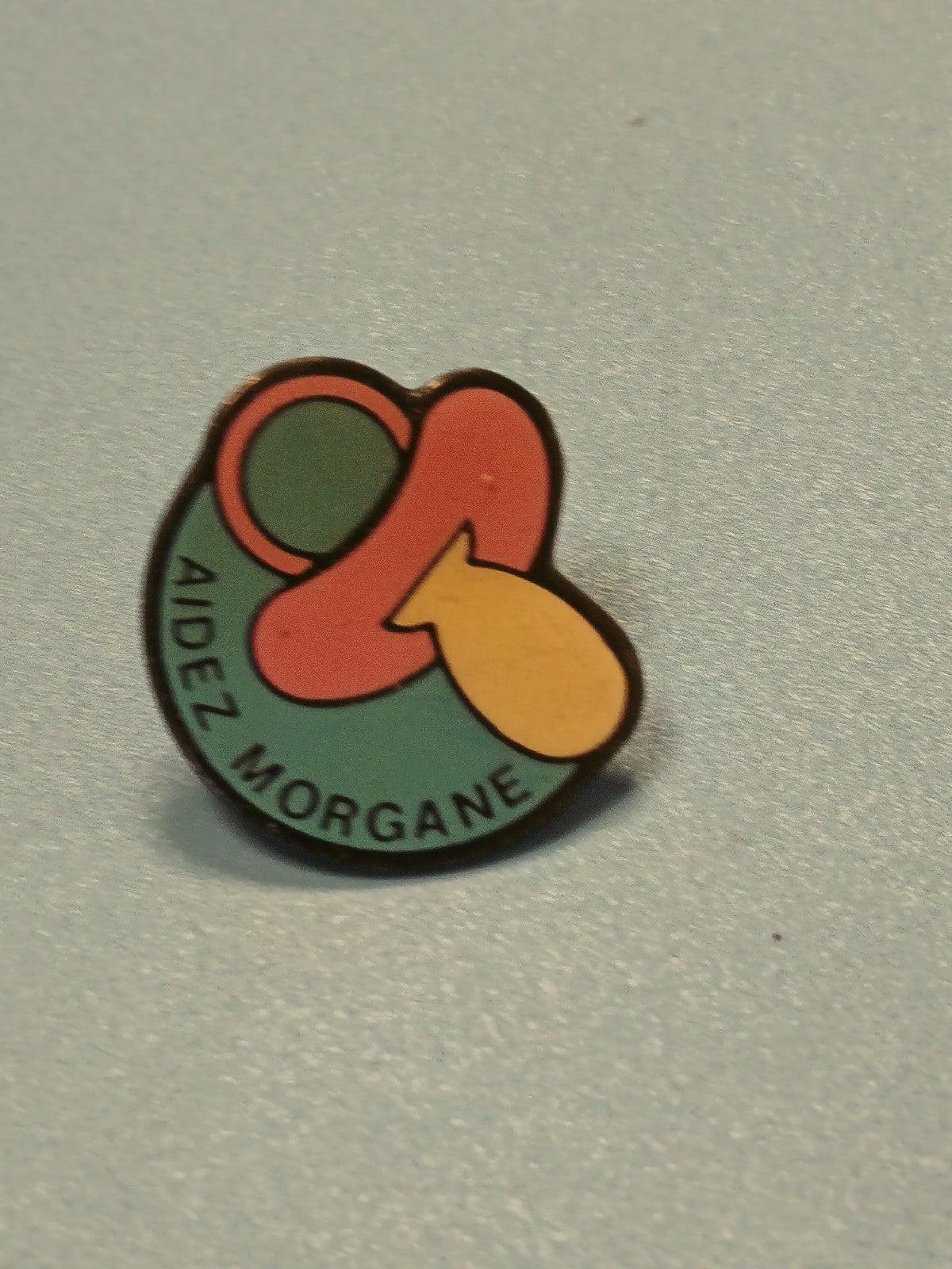 Vintage pin's Aidez Morgane tétine colorée badge ancien collection