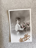 Carte photo ancienne garçon bouquet "Bonne fête" CPA fleurs roses