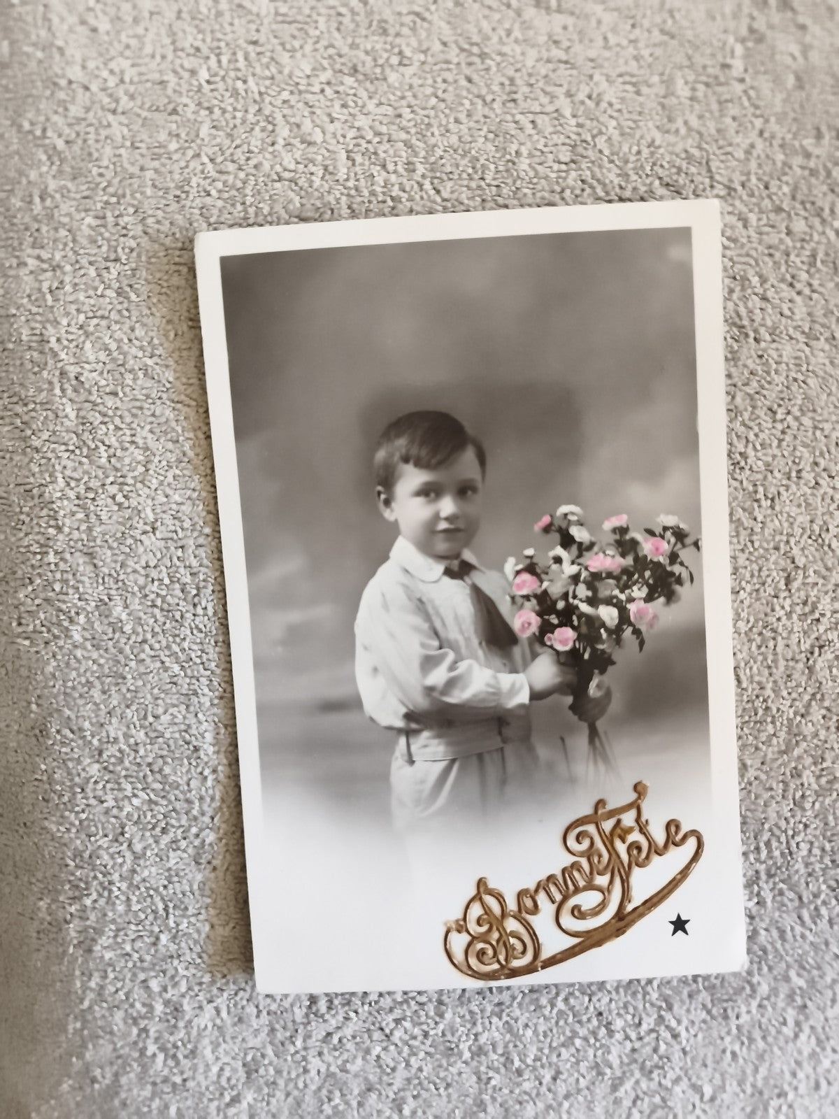 Carte photo ancienne garçon bouquet "Bonne fête" CPA fleurs roses
