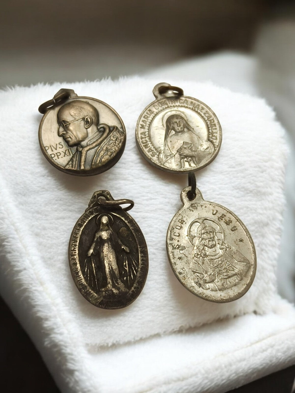 Lot 4 médailles religieuses anciennes vintage catholiques bronze doré
