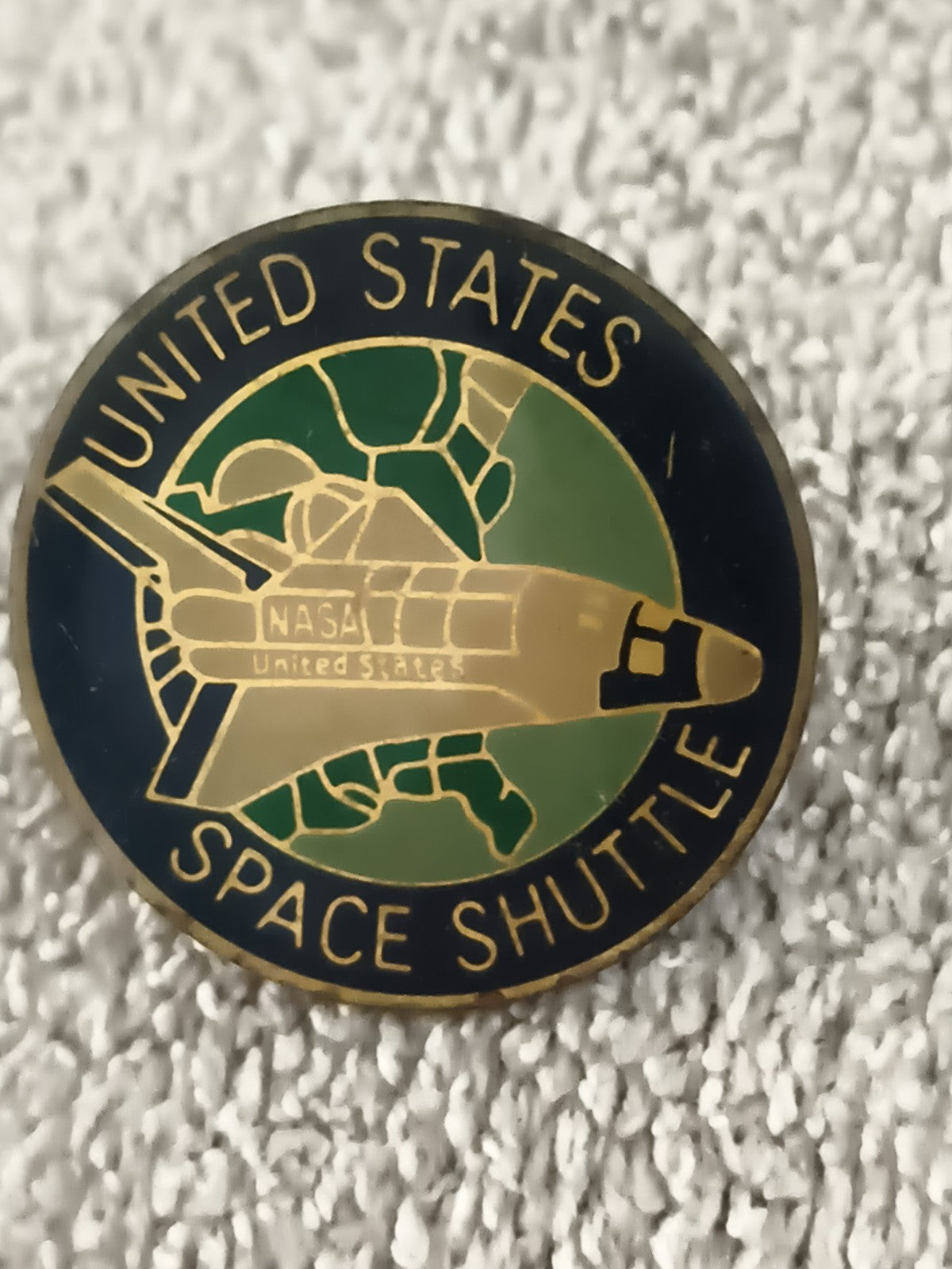 Pin's vintage NASA Space Shuttle émaillé noir or USA navette spatiale (Ref 3)