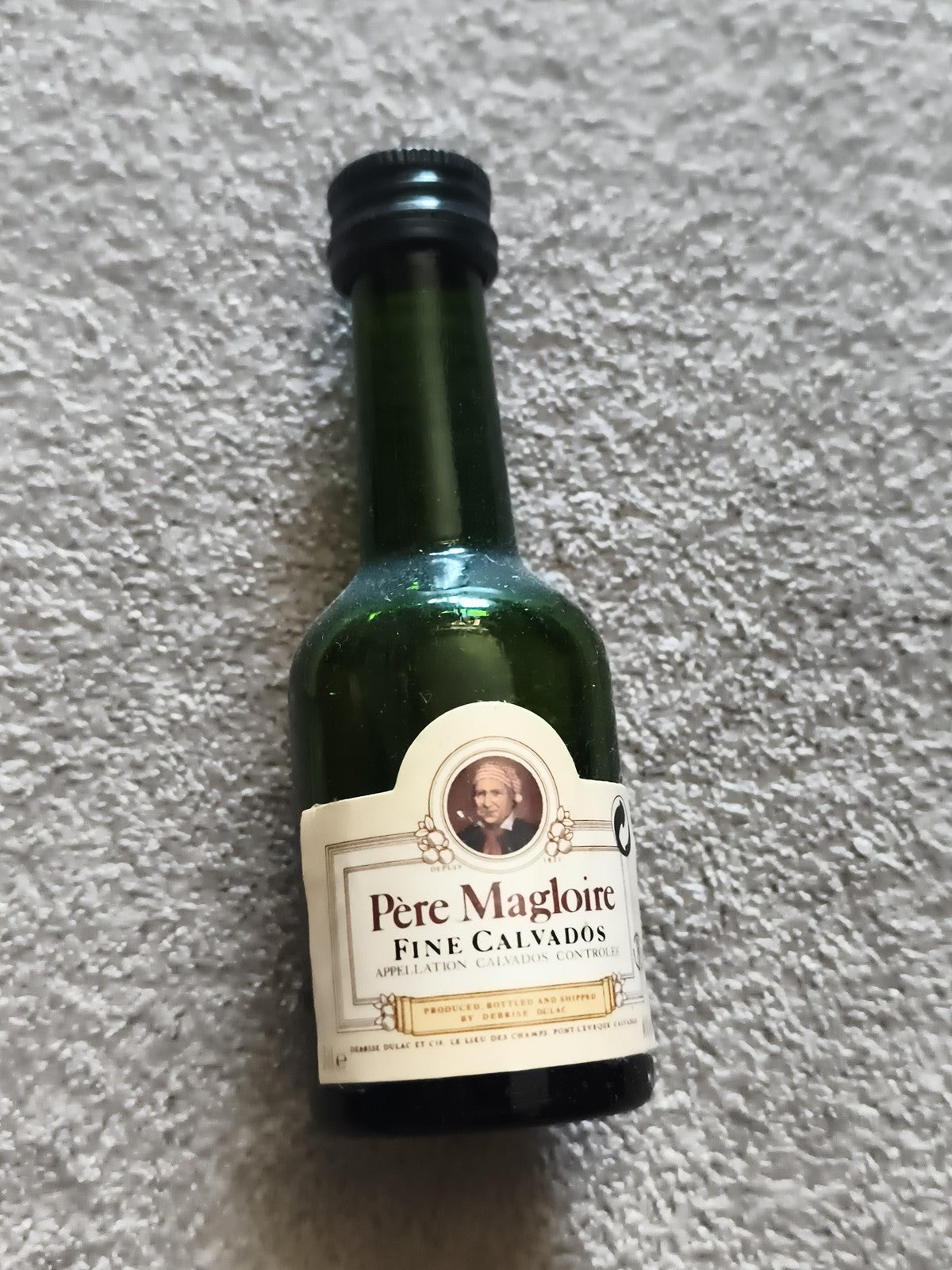 Mignonnette vintage Père Magloire Fine Calvados bouteille verte partiellement pl
