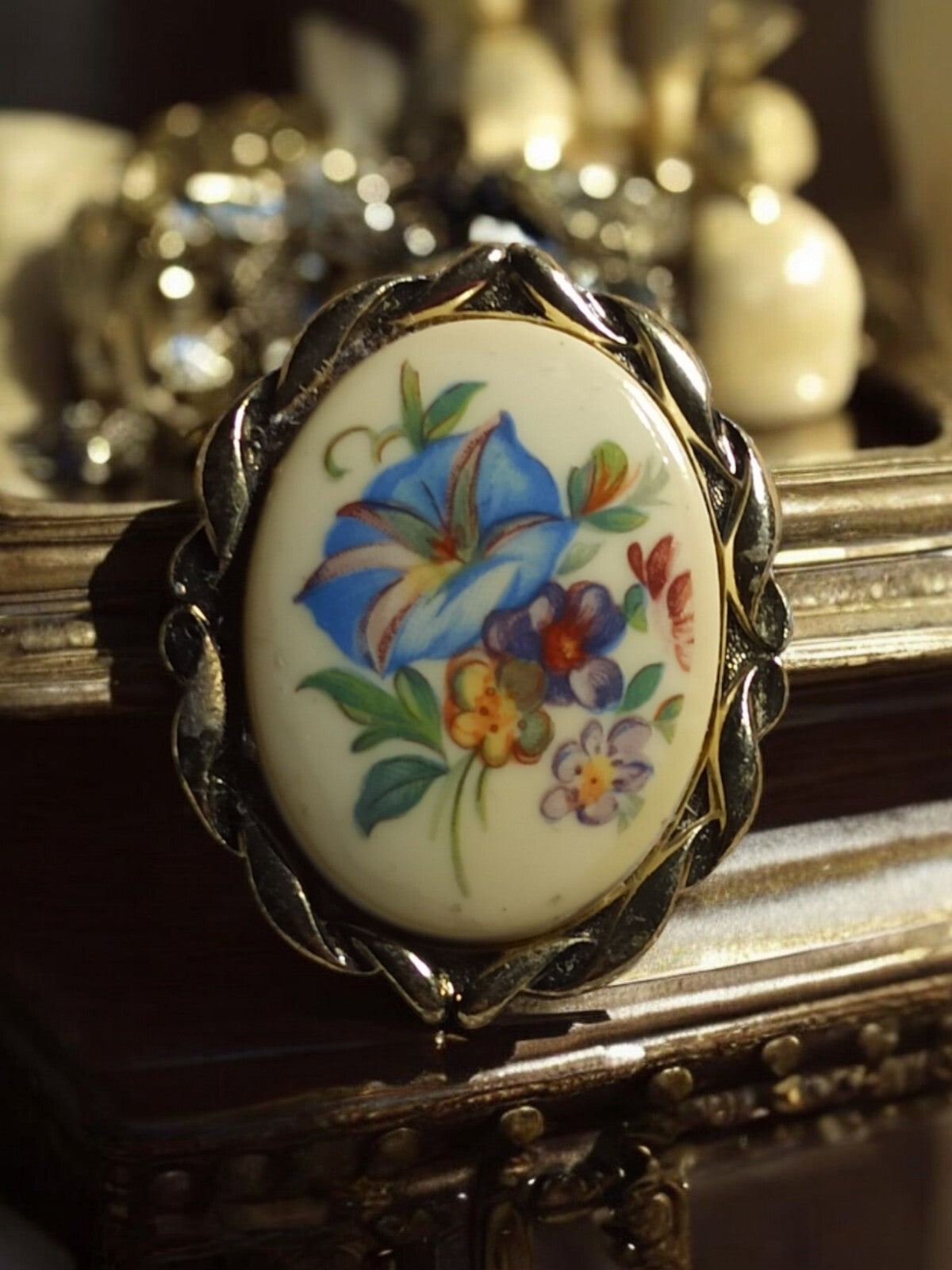 Broche vintage ovale motif floral, cadre doré, bijou ancien rétro