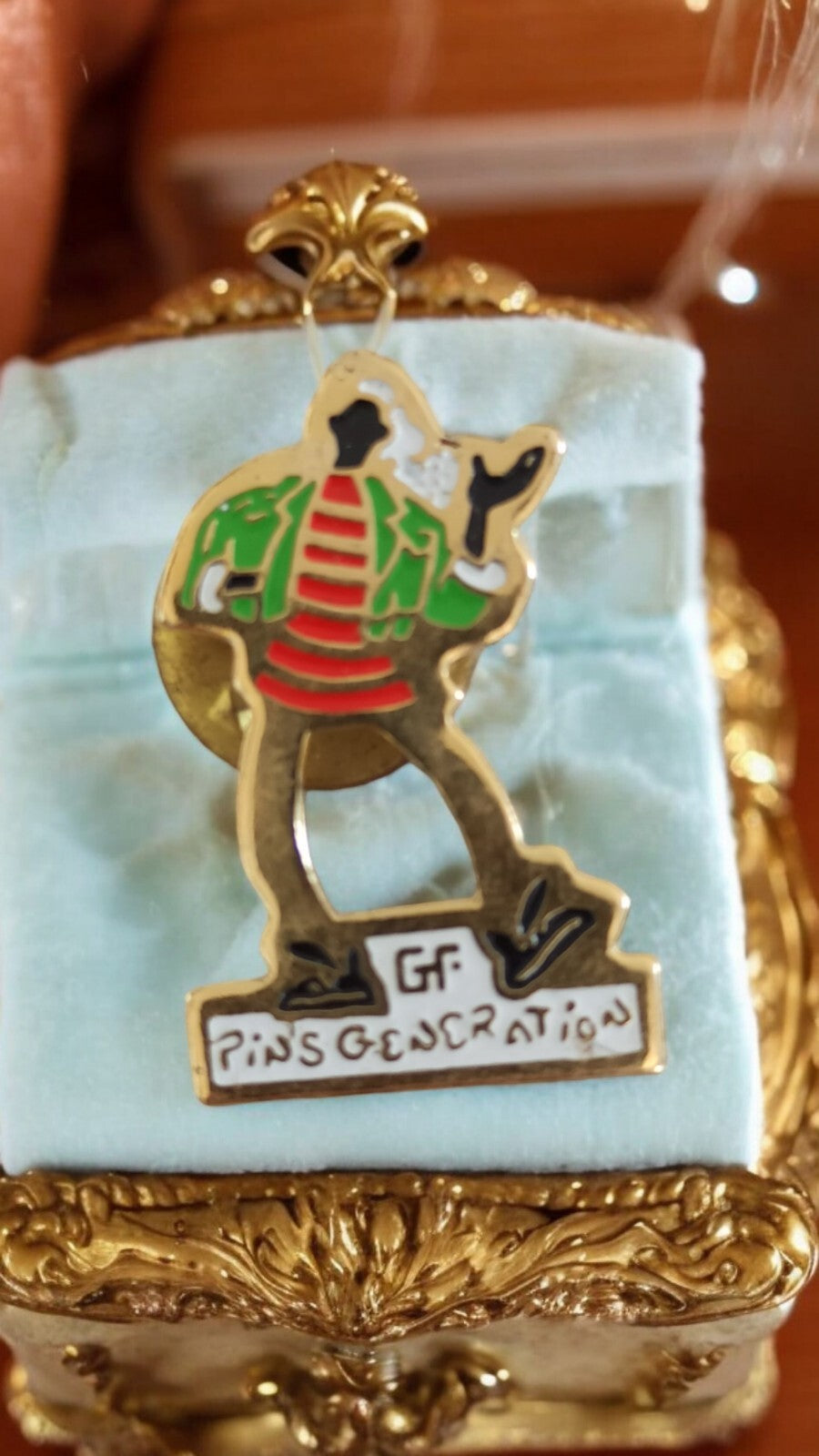 Pin's vintage Pin's Generation émaillé GF motif personnage rétro années 90
