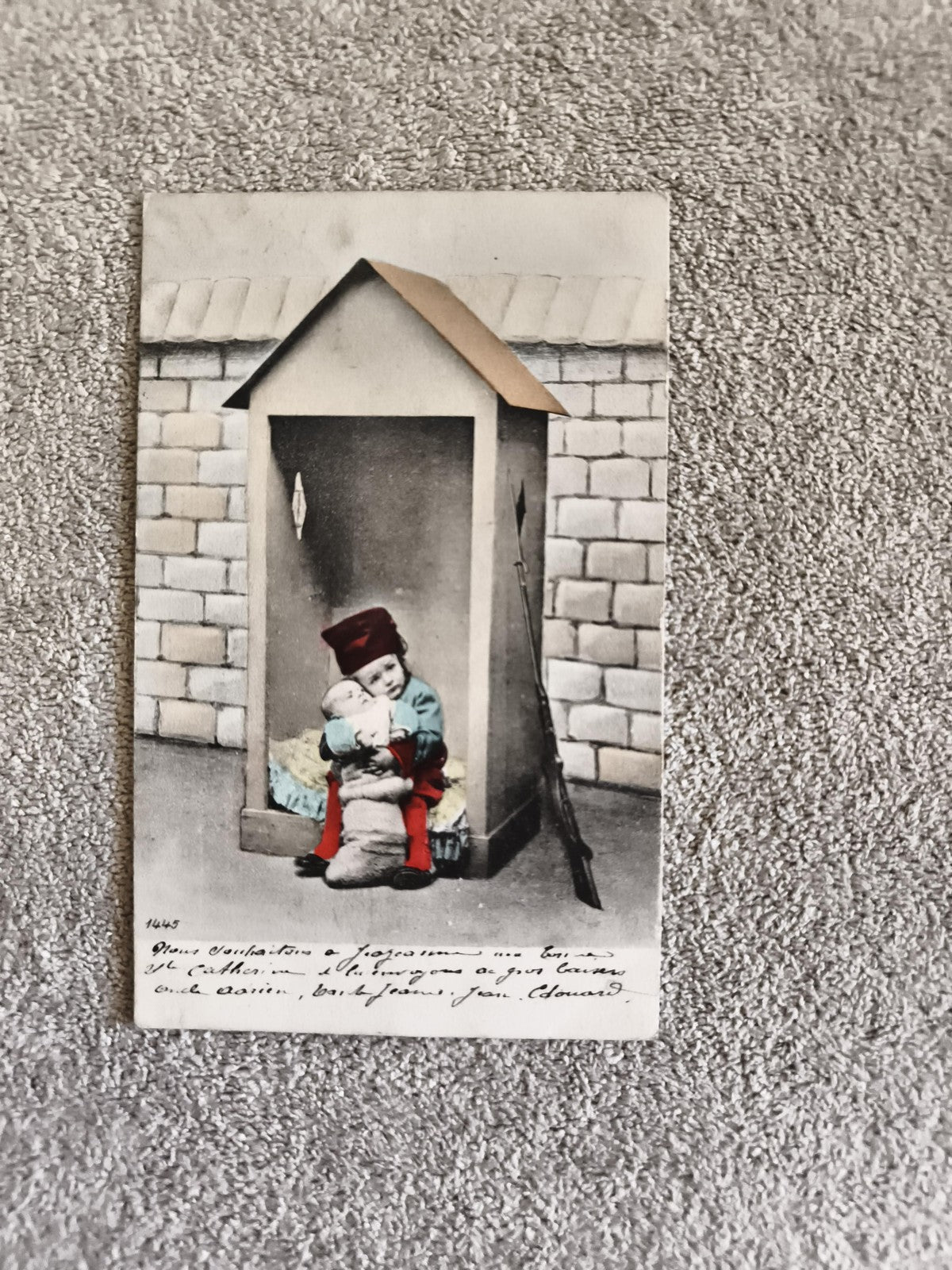 CPA ancienne enfant soldat coloriée abri sentinelle costume XIXe