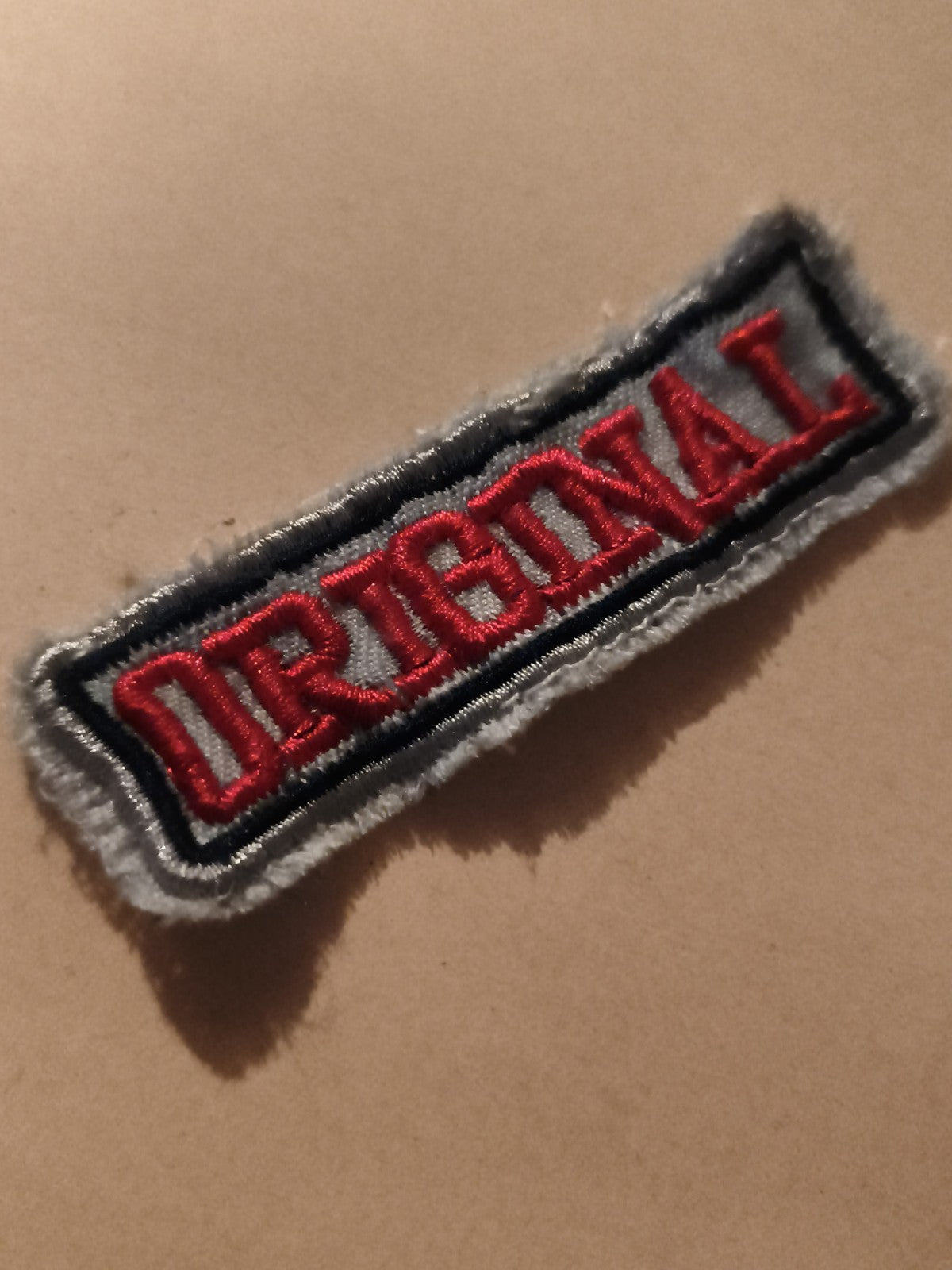 Écusson brodé ancien ORIGINAL rouge gris patch badge vintage