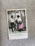 CPA scène galante colorisée début XXe, couple jardin, costume traditionnel