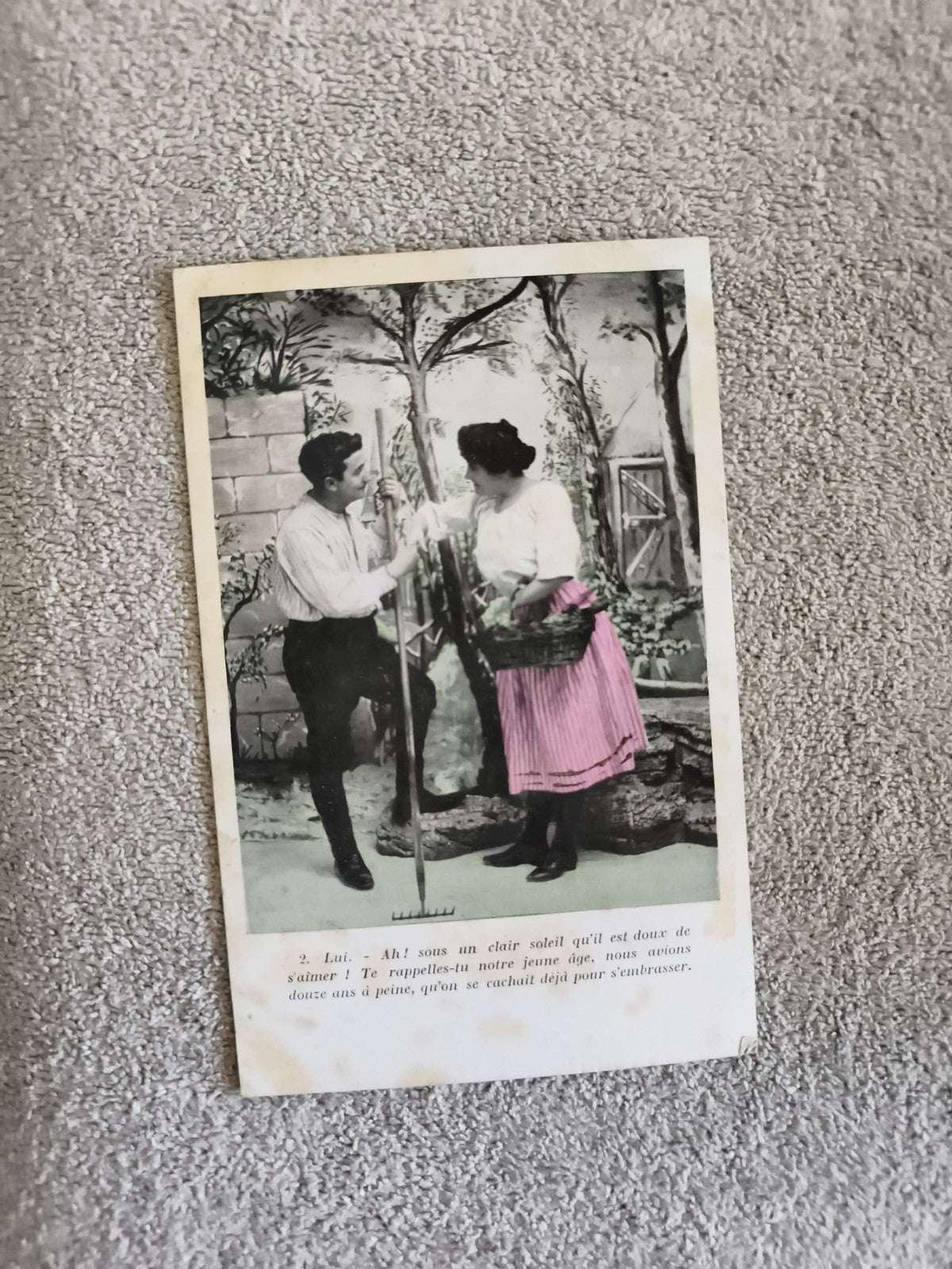 CPA scène galante colorisée début XXe, couple jardin, costume traditionnel