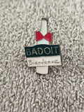 Pin's vintage Badoit Bienvenue bouteille nœud rouge badge ancien pub soda (Ref 8