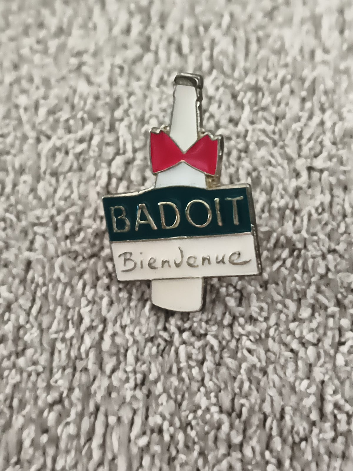 Pin's vintage Badoit Bienvenue bouteille nœud rouge badge ancien pub soda (Ref 8