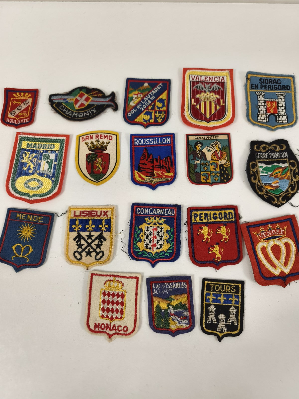 Gros lot écussons anciens brodés villes France et Europe collection vintage