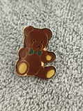 Pin's vintage ourson émaillé marron nœud vert badge rétro (Ref 4)