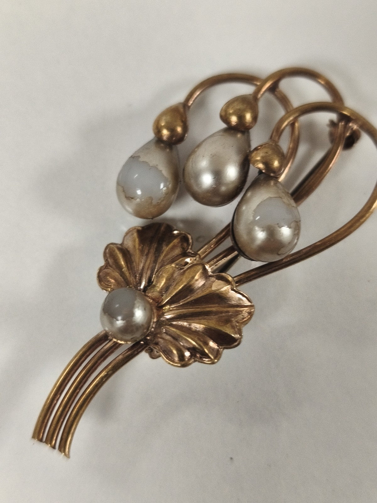 Broche vintage en métal doré, motif floral, perles imitation, bijou ancien
