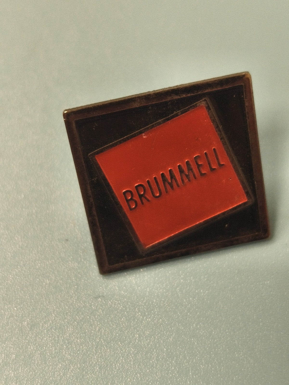 Vintage pin's Brummell carré rouge noir, badge ancien collection Ref 5