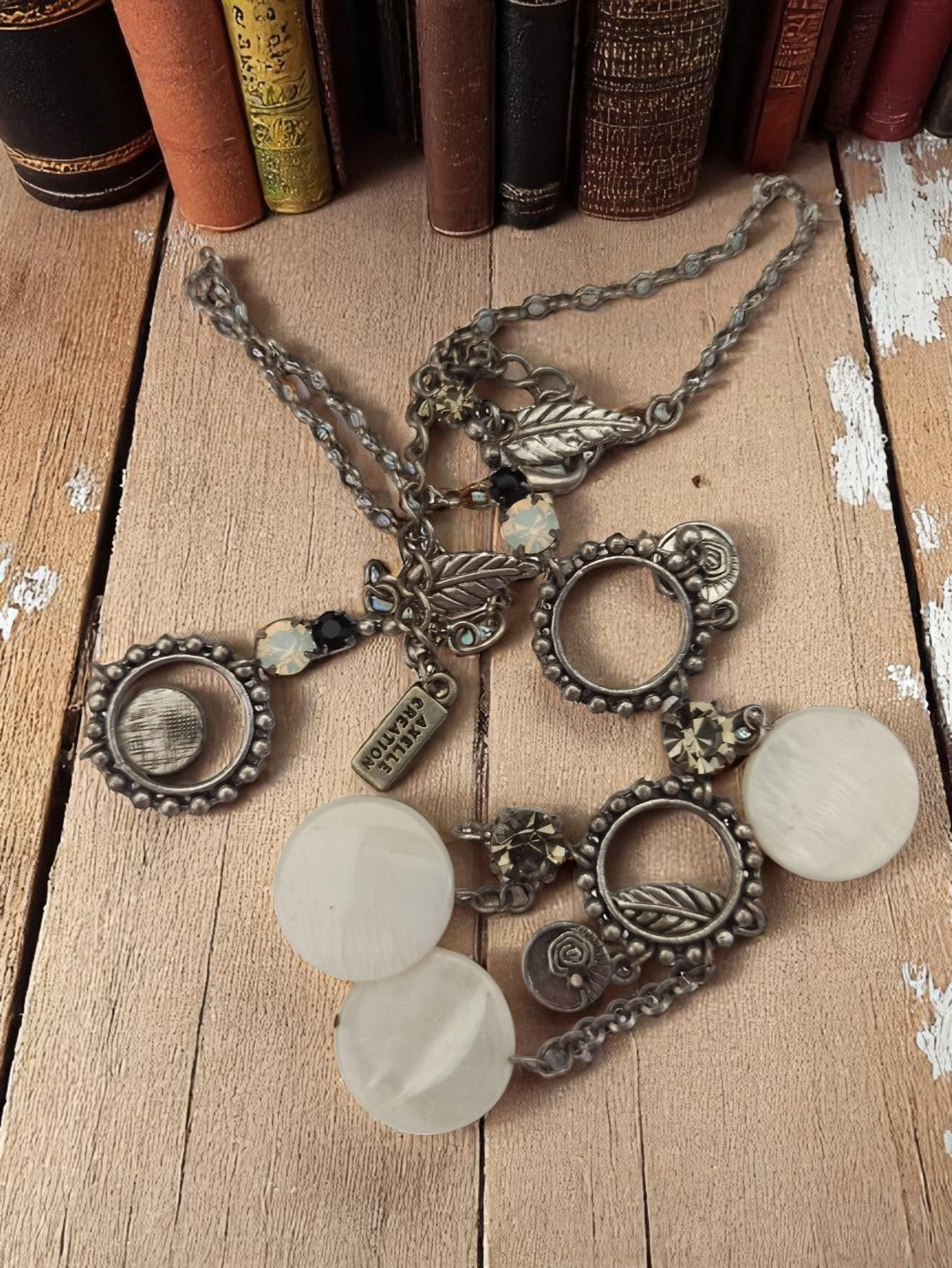 Collier fantaisie vintage signé Satellite, médaillons et feuilles, style bohème