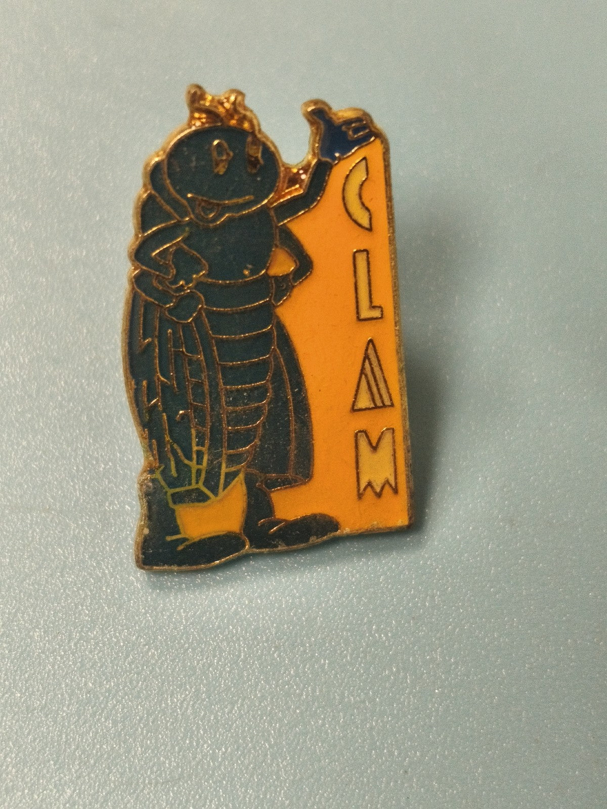 Pin's vintage CLAM insecte mascotte émaillé jaune rétro collection (Ref 5)