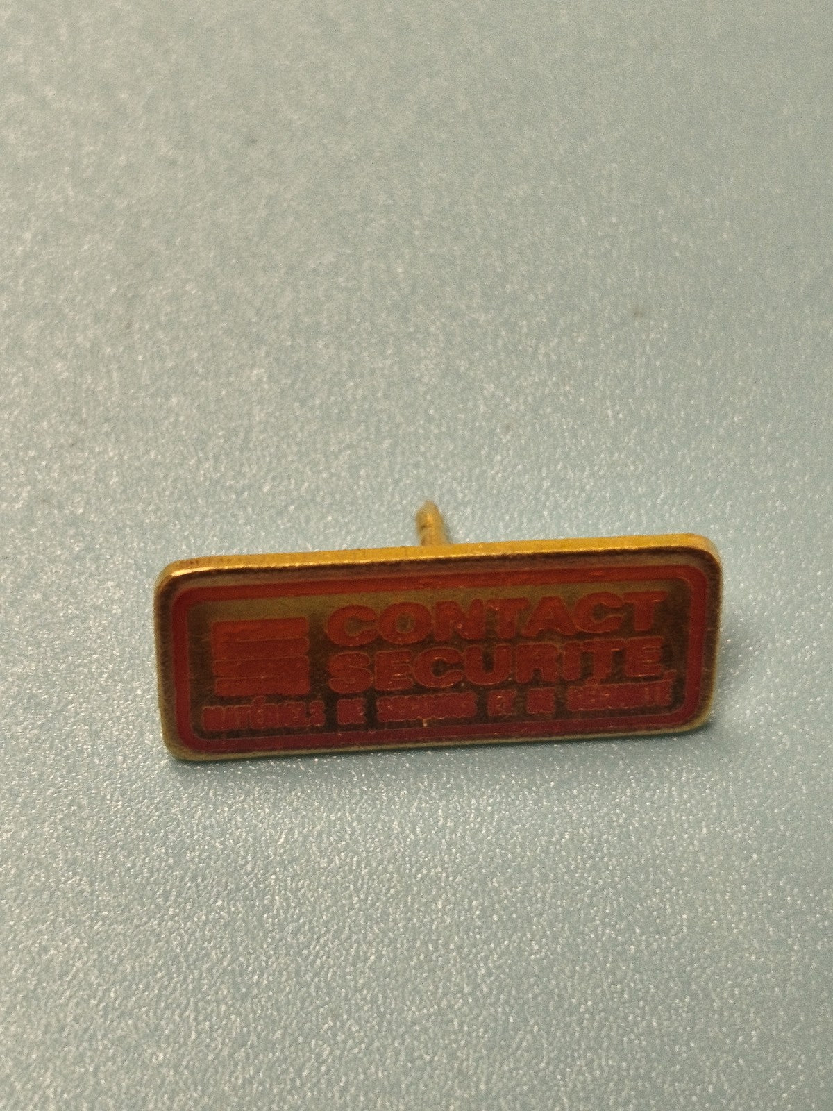 Vintage pin's rectangulaire Contact Sécurité badge ancien rouge doré collection