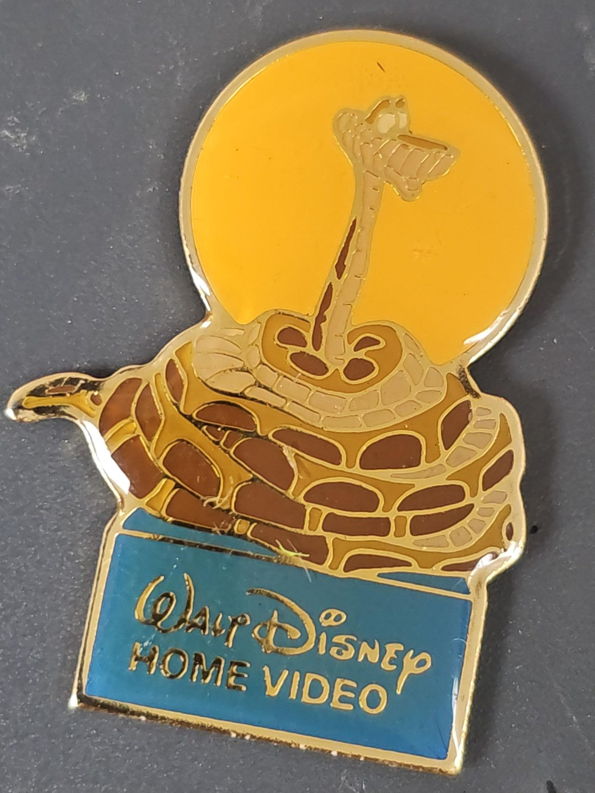 Pin?s ancien rétro Walt Disney Home Video, badge collection vintage années 80-90