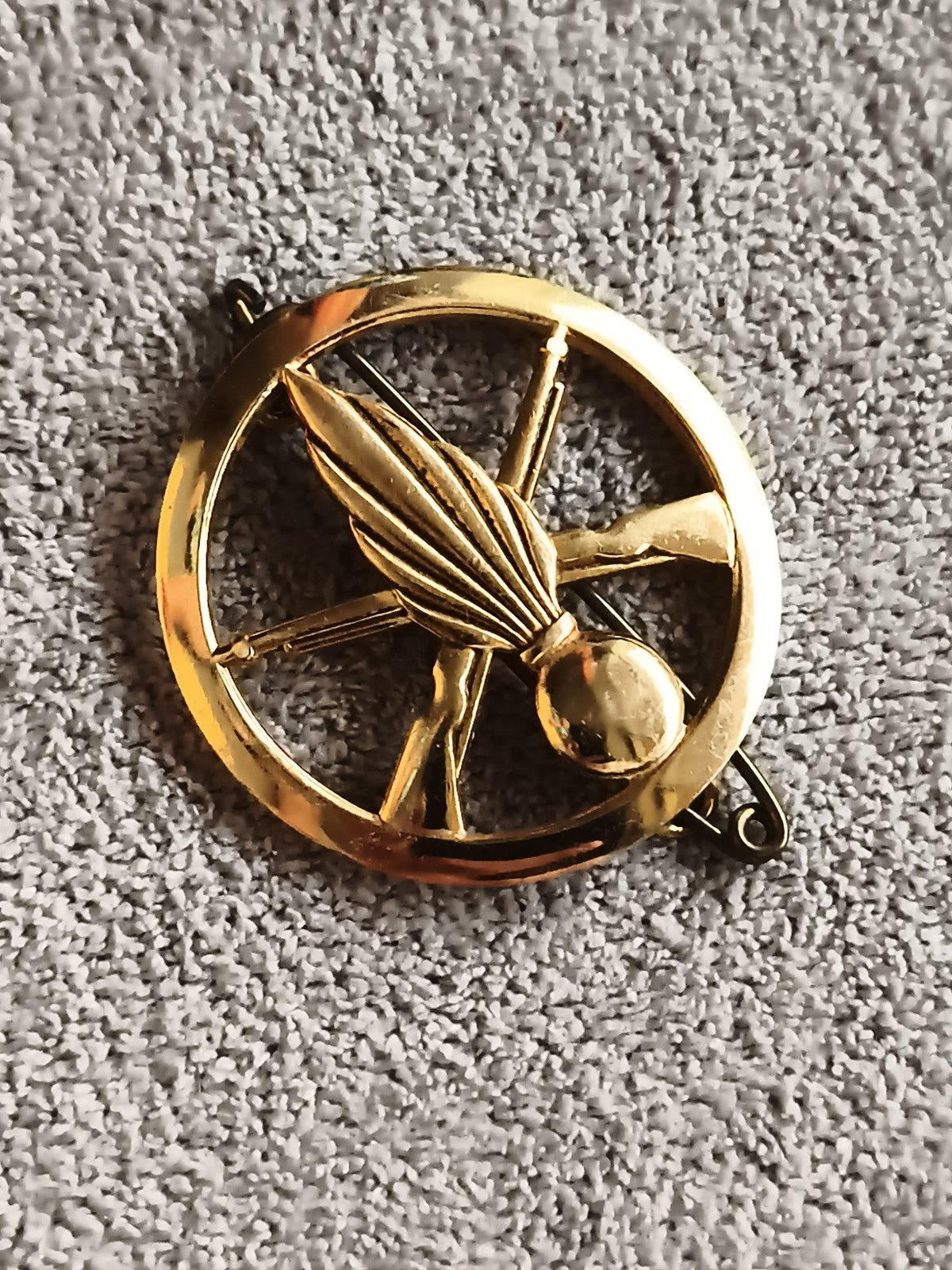 Insigne militaire ancien parachutiste artillerie doré décoration armée
