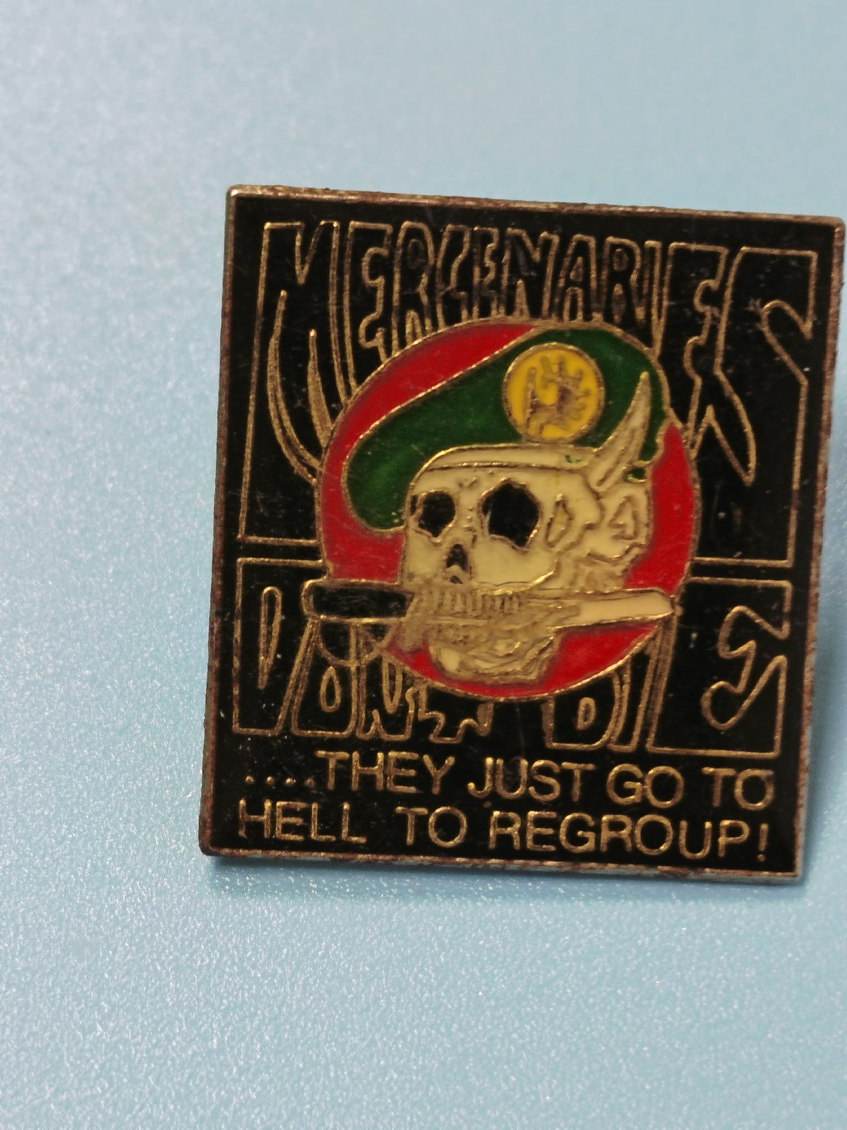 Vintage pin's mercenaries carré crâne béret vert émaillé militaire (Ref 3)