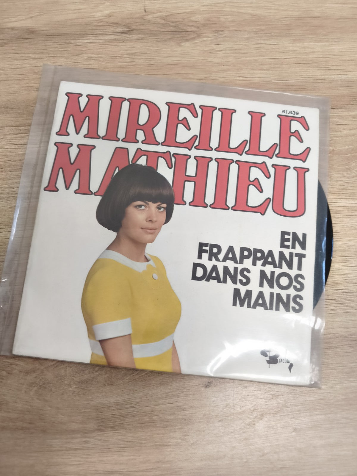 Vinyle 45T Mireille Mathieu En Frappant Dans Nos Mains pochette jaune