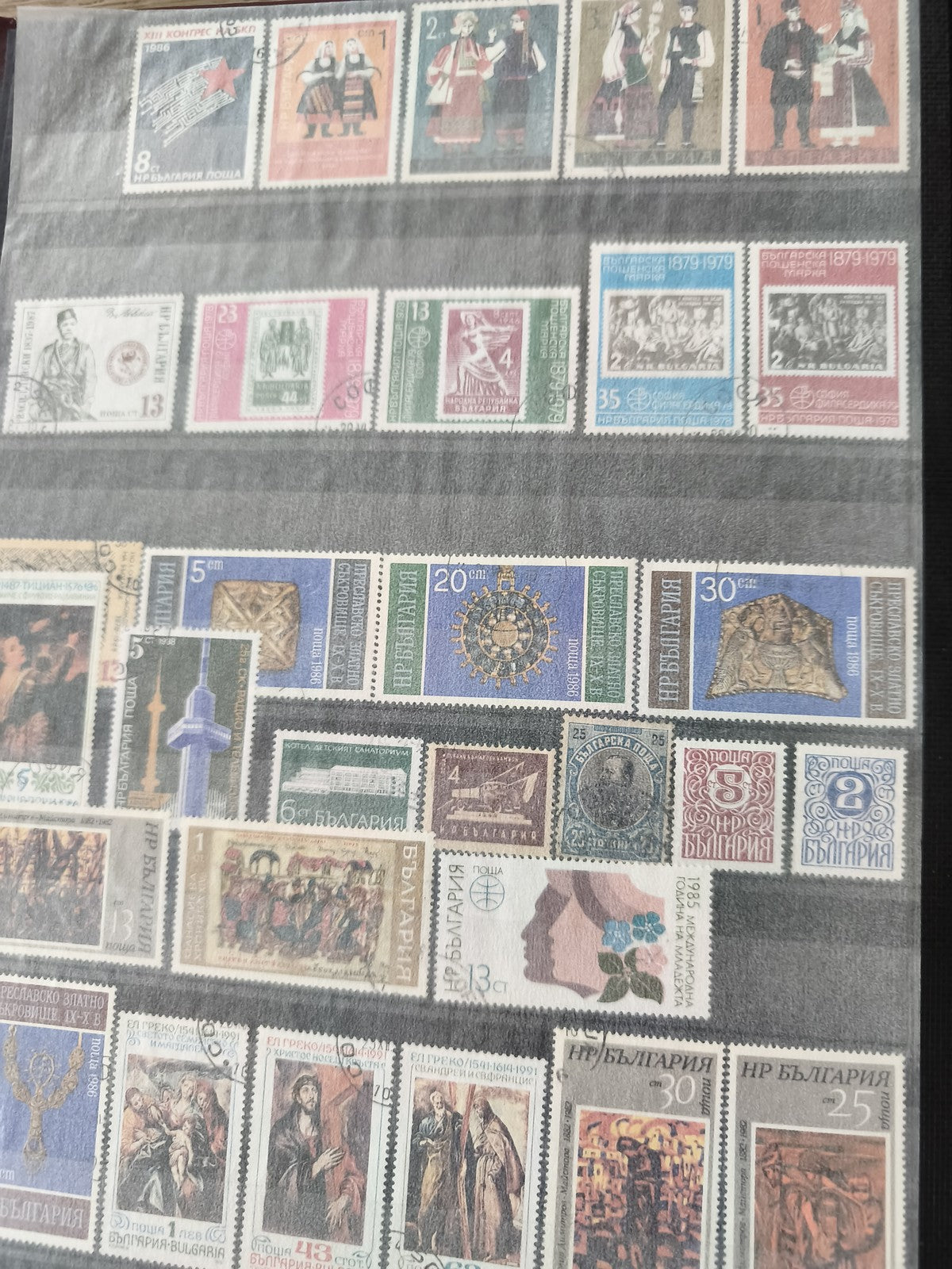 Lot de timbres bulgares oblitérés, motifs costumes, architecture et histoire