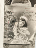 Carte postale ancienne Noël fillette poupée sapin Fröhliche Weihnachten CPA
