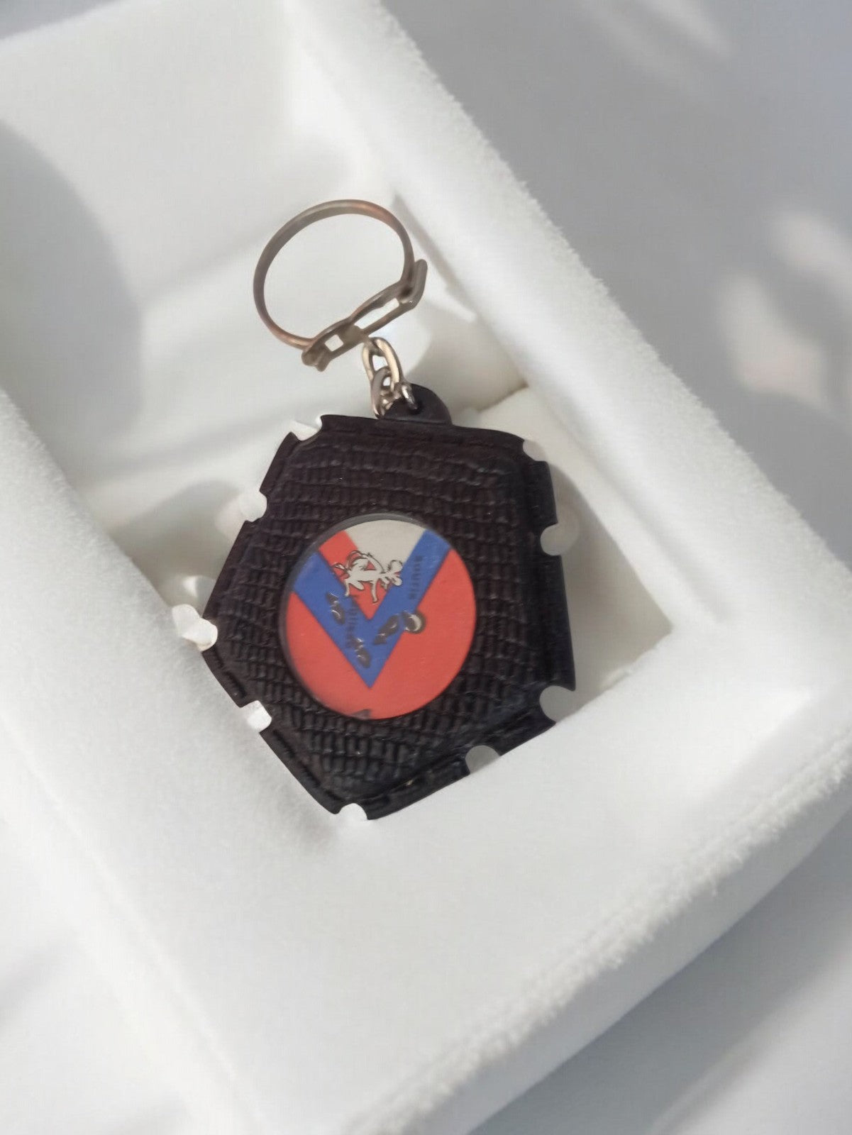 Porte-clés vintage blason écu rétro, aspect cuir, ancien publicitaire