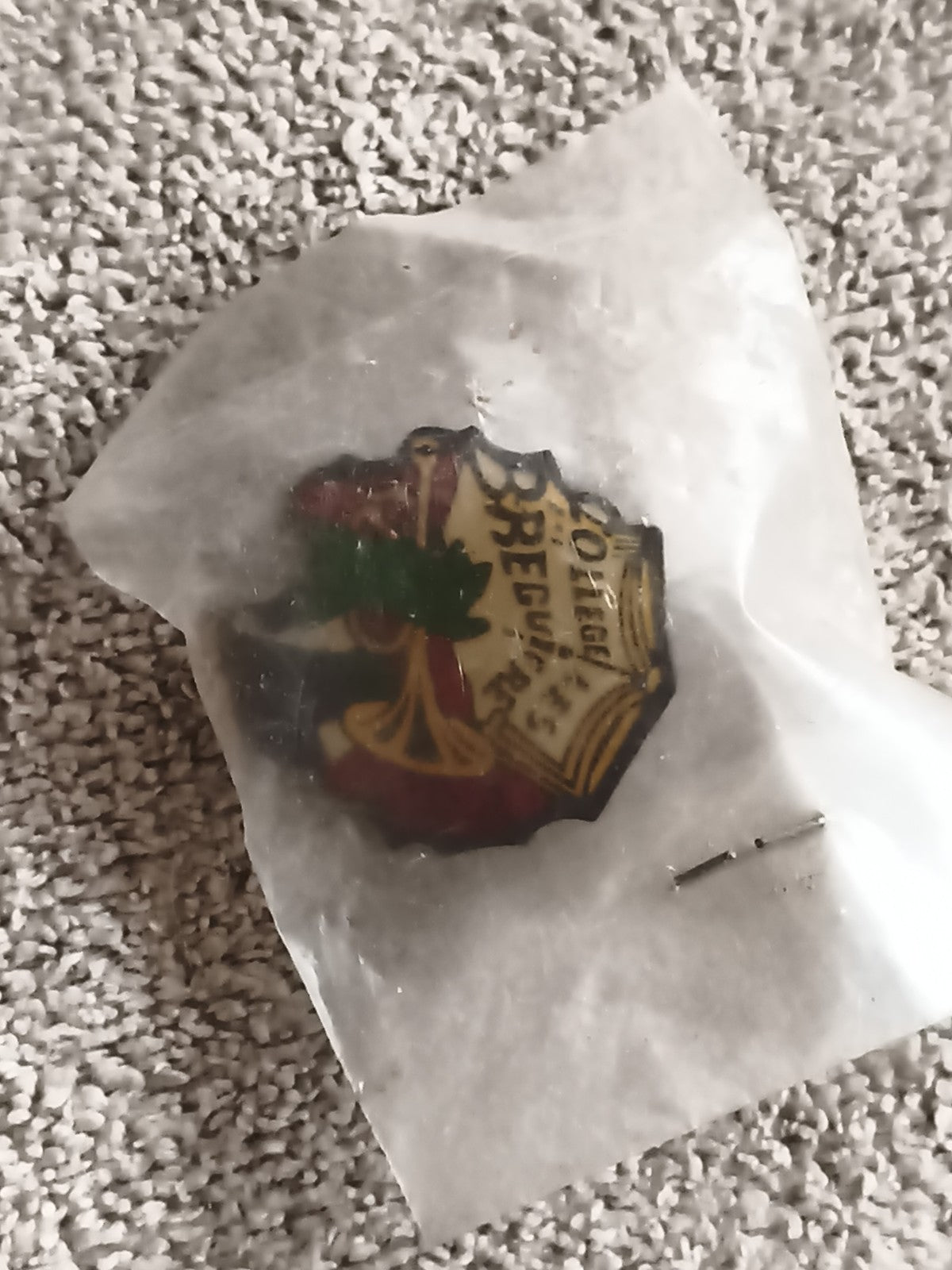Pin's ancien Oregon Brewers, motif gramophone et houblon, badge vintage bière