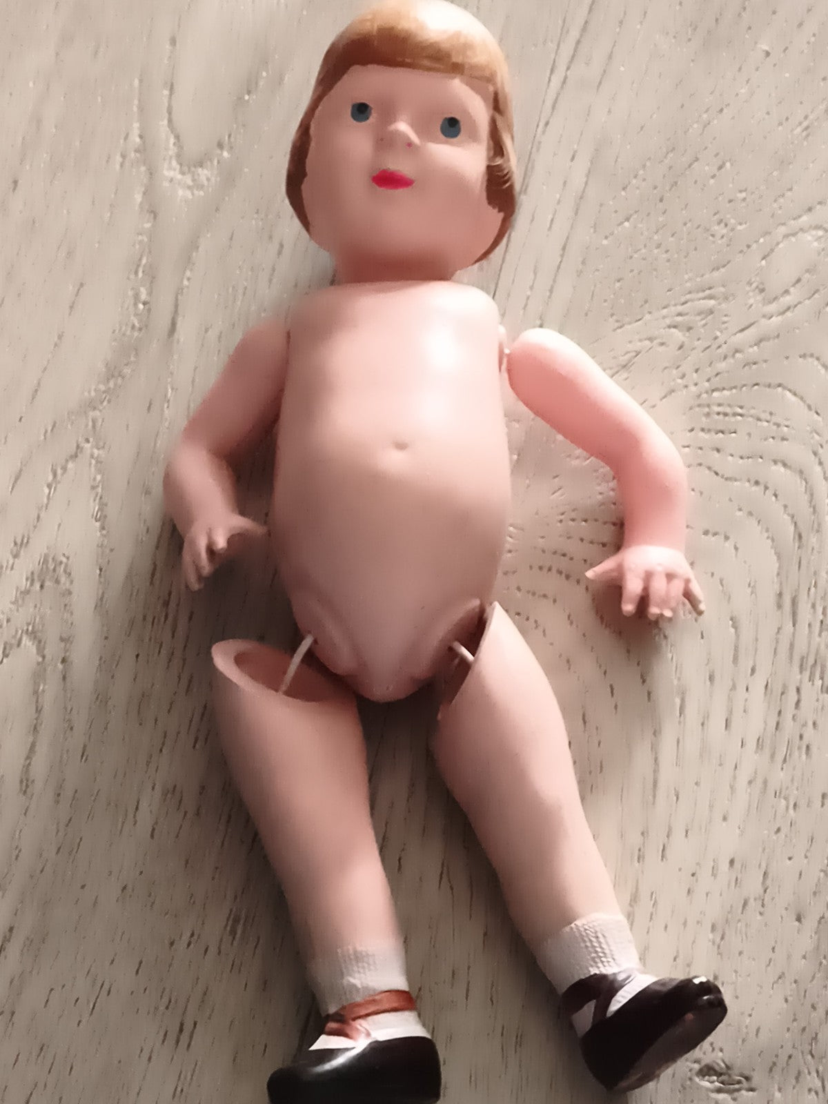 Poupée ancienne articulée visage peint yeux fixes vintage fille rétro