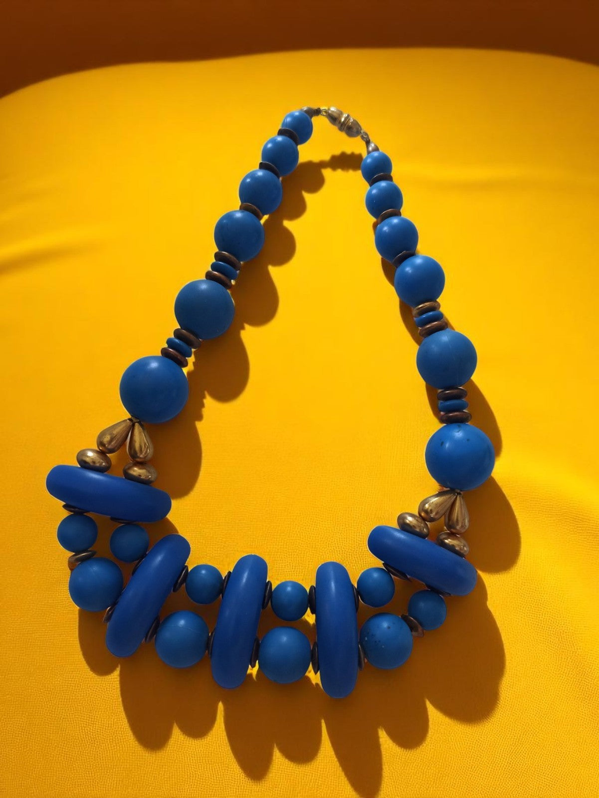 Collier vintage perles bleues et dorées, fantaisie à gros maillons, années 70