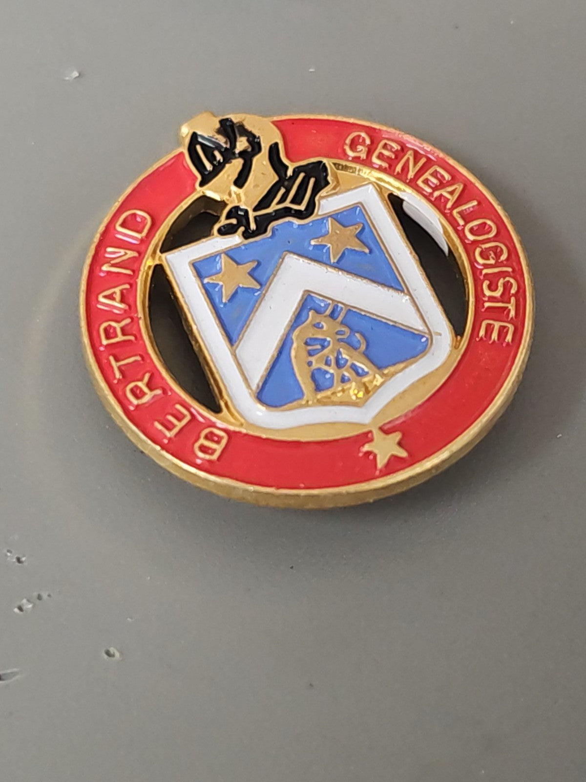 Pin's vintage ancien Bertrand généalogiste collection badge rétro France rare