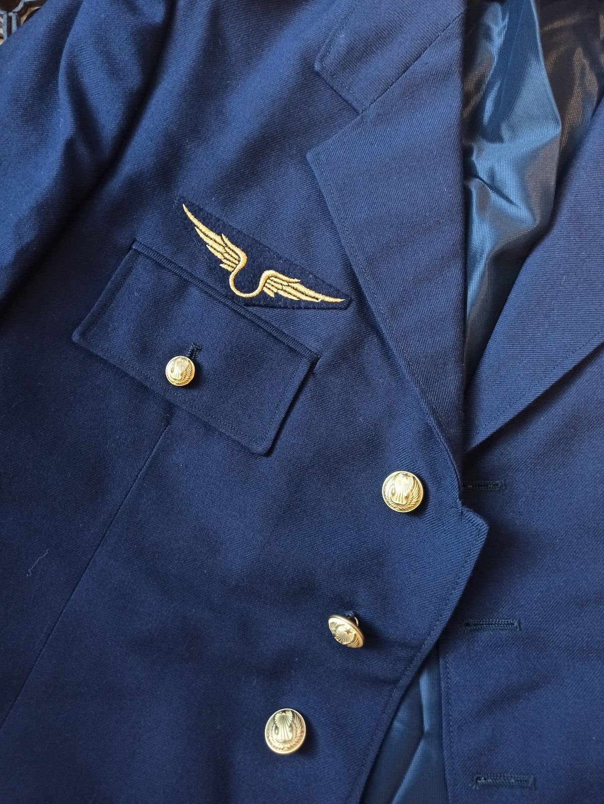 Veste aviateur vintage Armée de l’air française bleu, insignes dorés ancien
