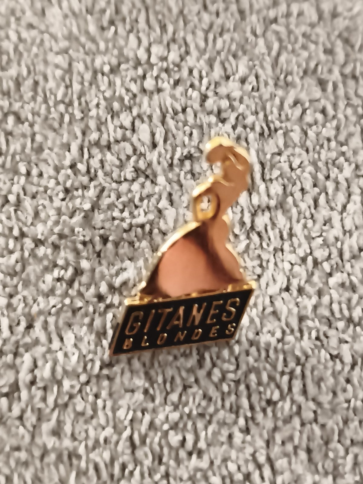 Pin's vintage Gitanes Blondes logo doré – badge publicitaire années 90 (Ref 6)