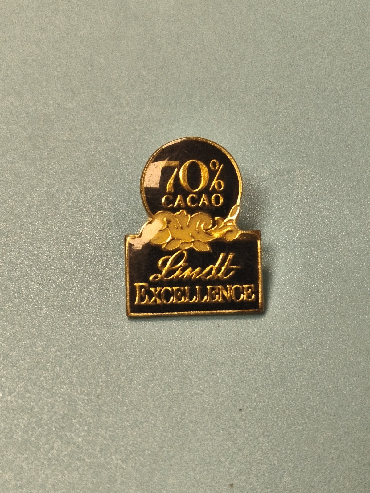 Vintage pin's Lindt Excellence 70% cacao chocolat, émail noir et doré, collectio
