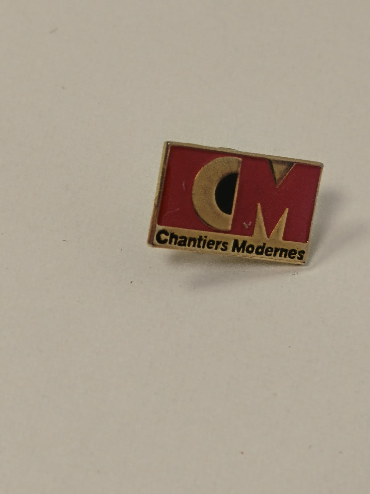 Pin's rétro ancien Chantiers Modernes, badge vintage collection France rare
