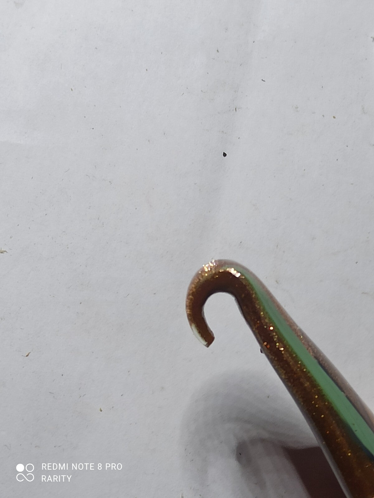 Pendentif abstrait marron orné spirale vert jaune, bijou création unique d'occas