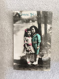 Carte photo Bonne Fête enfants colorisée CPA début XXe décor rétro