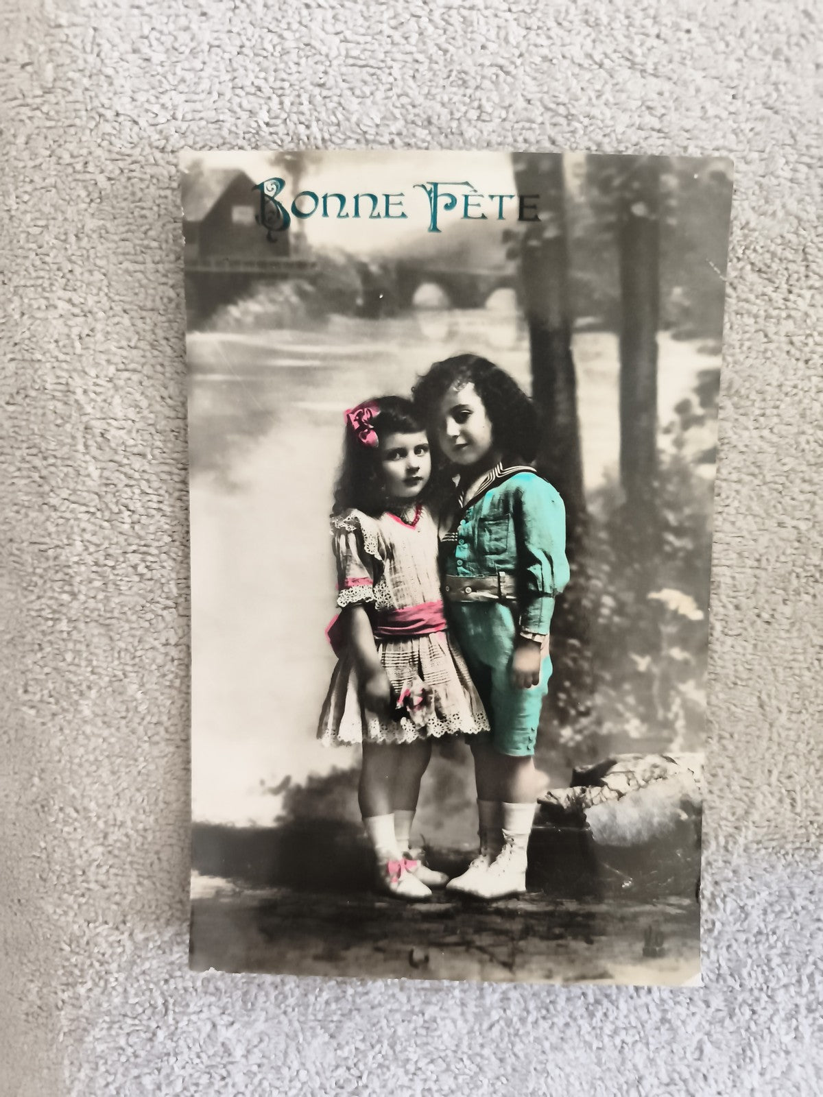 Carte photo Bonne Fête enfants colorisée CPA début XXe décor rétro
