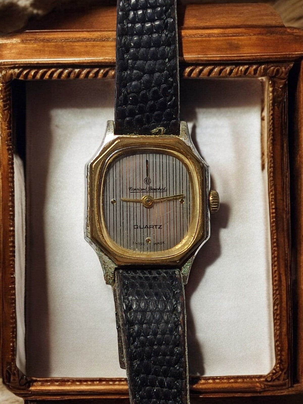 Montre femme vintage Constant Beuchat quartz, cadran doré, bracelet noir ancien