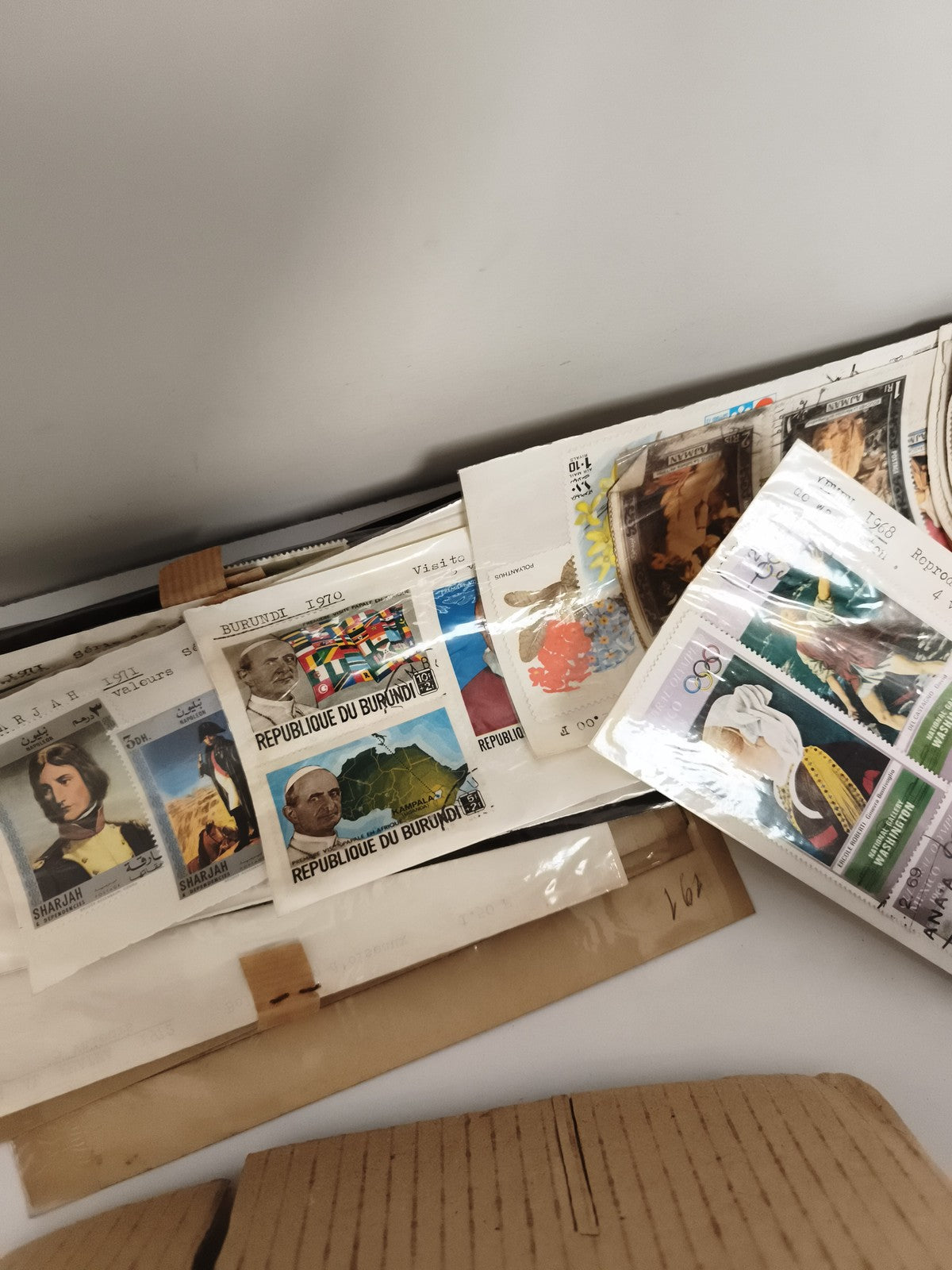 Lot ancien de timbres du monde, ensembles variés en pochettes, collection vintag