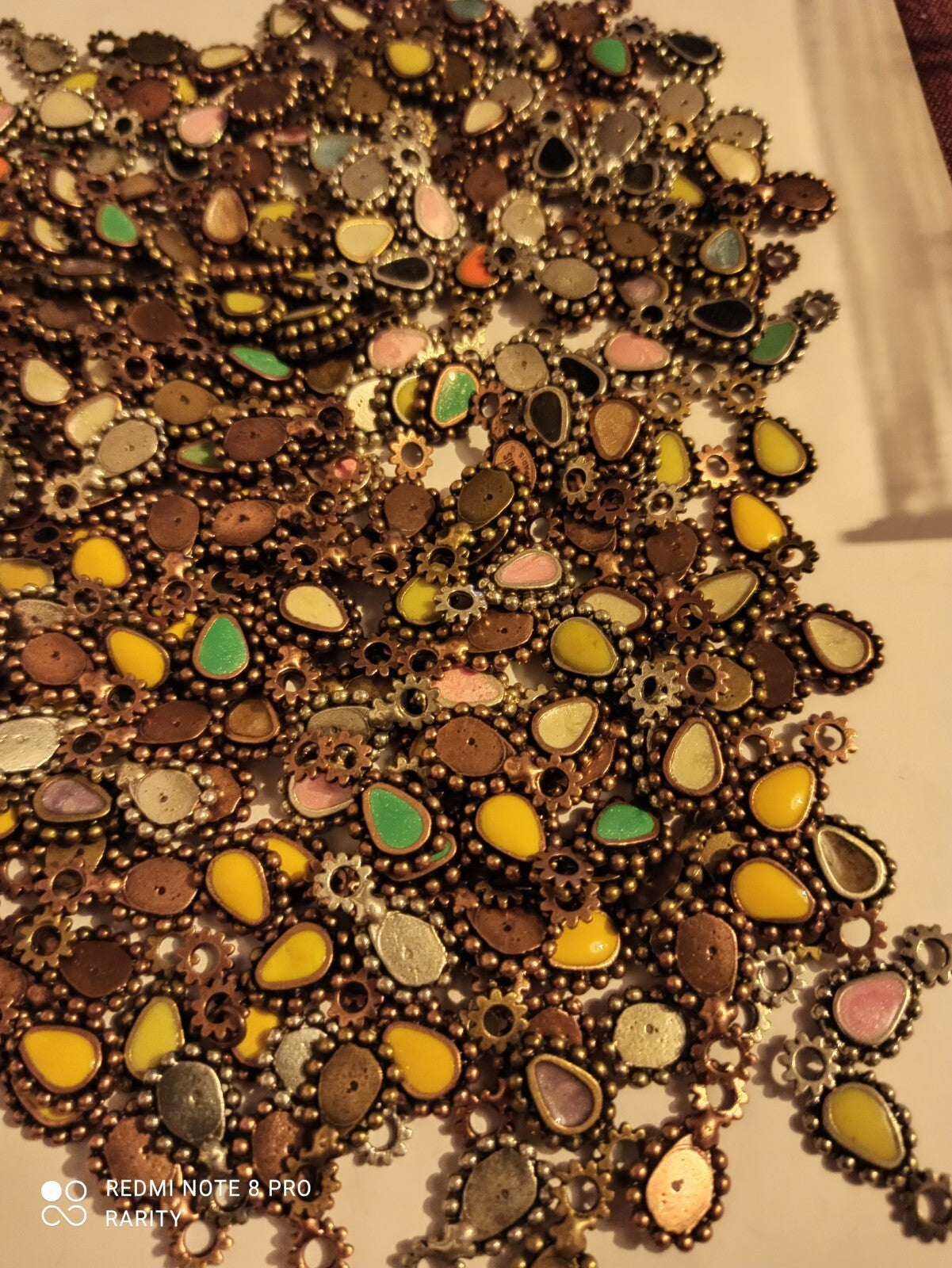 Lot 200 pendentifs goutte émaillés métal couleurs fantaisie années 90