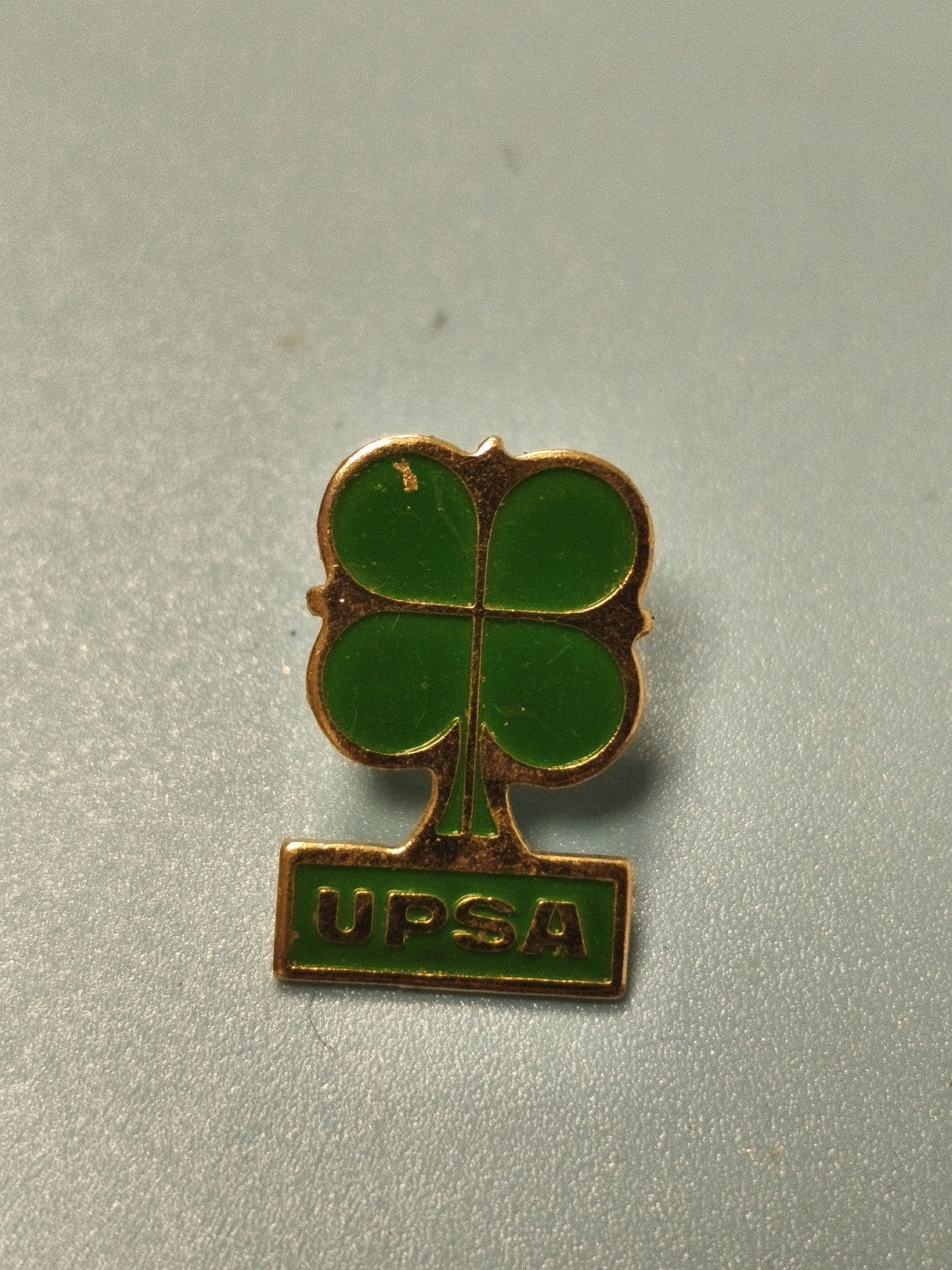 Vintage pin's UPSA trèfle vert ancien collection pharmacie publicitaire