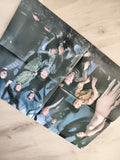 Poster plié série fantastique groupe forêt look années 2000 illustration photo