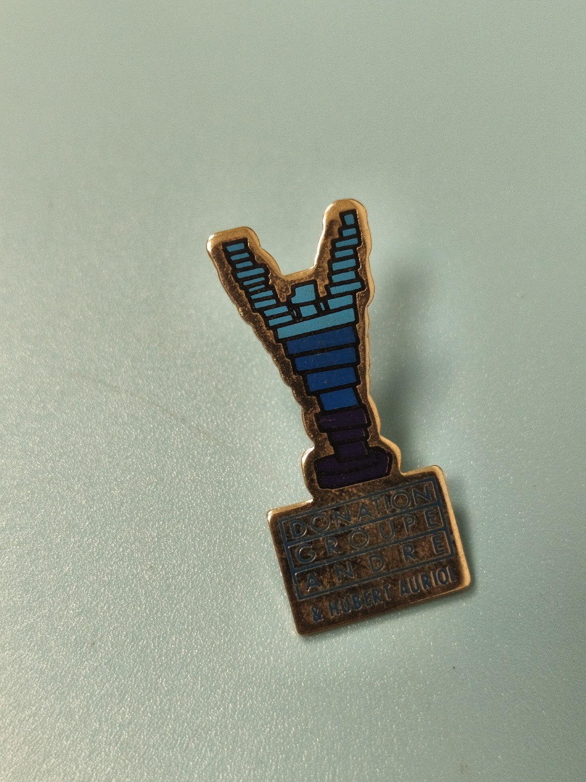 Pin's vintage Donation Groupe André & Hubert Auriol bleu rétro collection