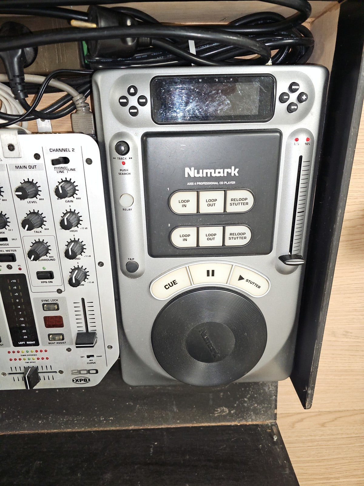 Table de mixage Behringer VMX-200 XPO et Numark DJ Console audio professionnelle