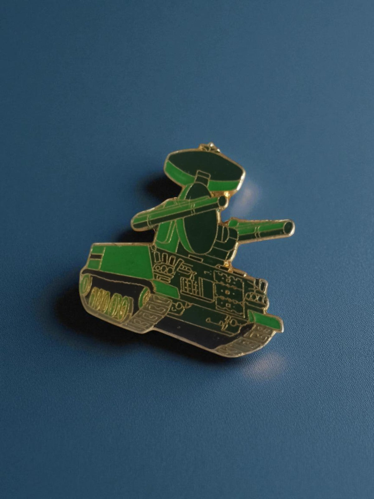 Pin's ancien tank militaire vert, publicitaire vintage rétro armée