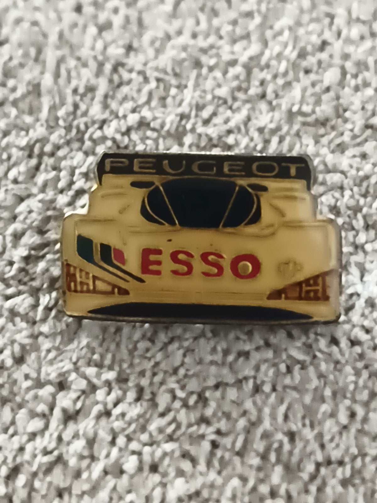 Pin's Peugeot Esso vintage voiture course jaune ancien badge auto (Ref 8)