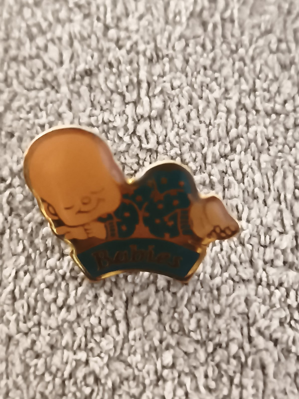 Pin's vintage bébé endormi Babies badge ancien émaillé (Ref 4)