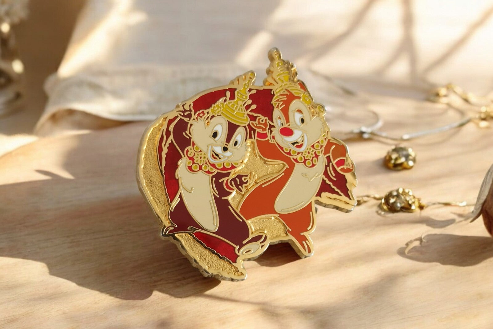 Pin's Tokyo Disneyland Tic et Tac doré émaillé Disney édition rare